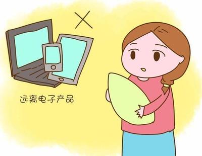 愛玩手機的媽媽坐月子時少玩了，傷眼睛都還是小事呢！